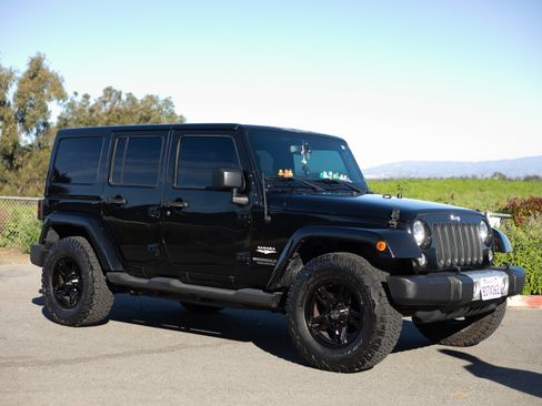 Used 2015 Jeep Wrangler Unlimited Sahara w/ Max Tow Package image 10