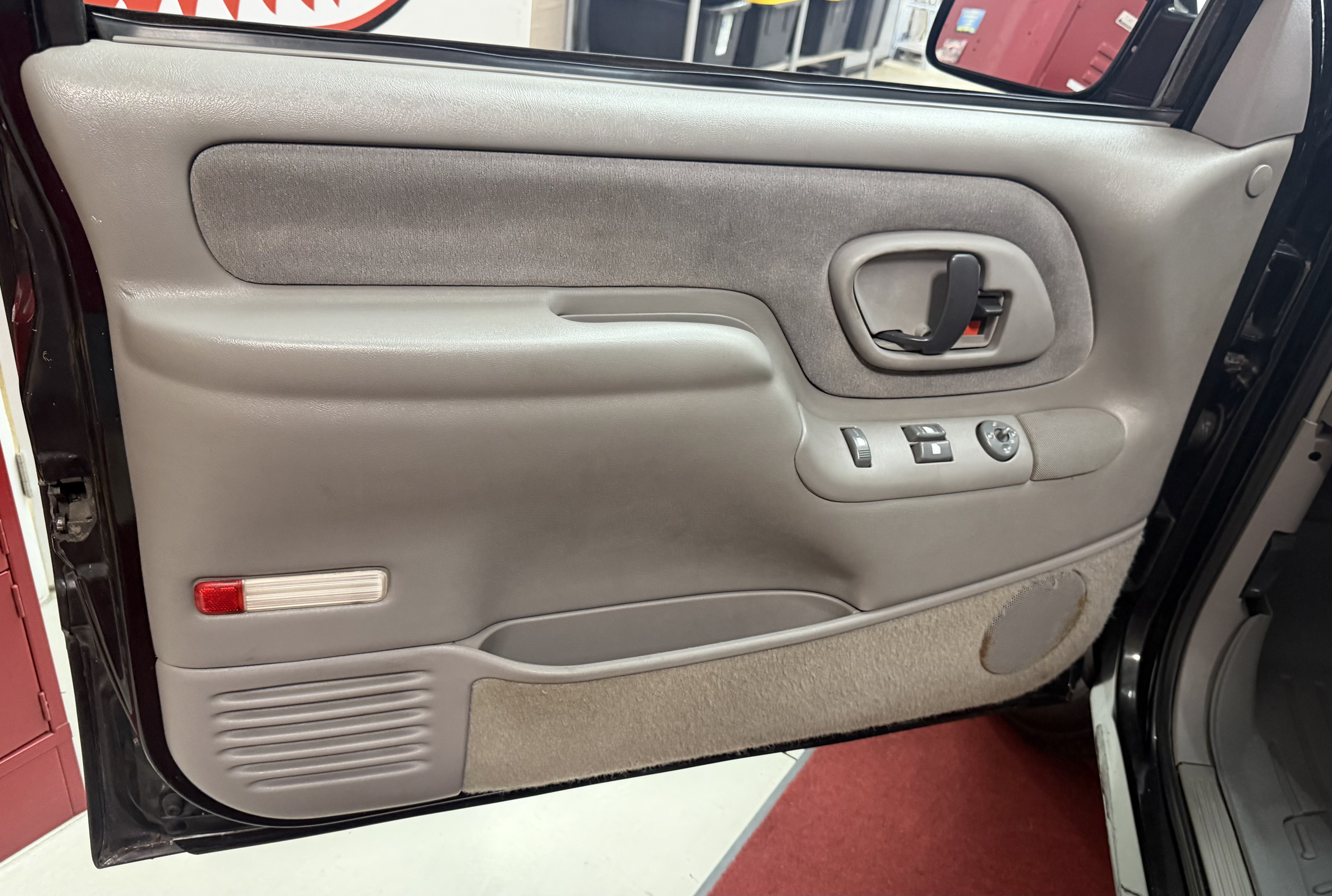 Used 1995 Chevrolet Tahoe 4WD 2-Door image 4