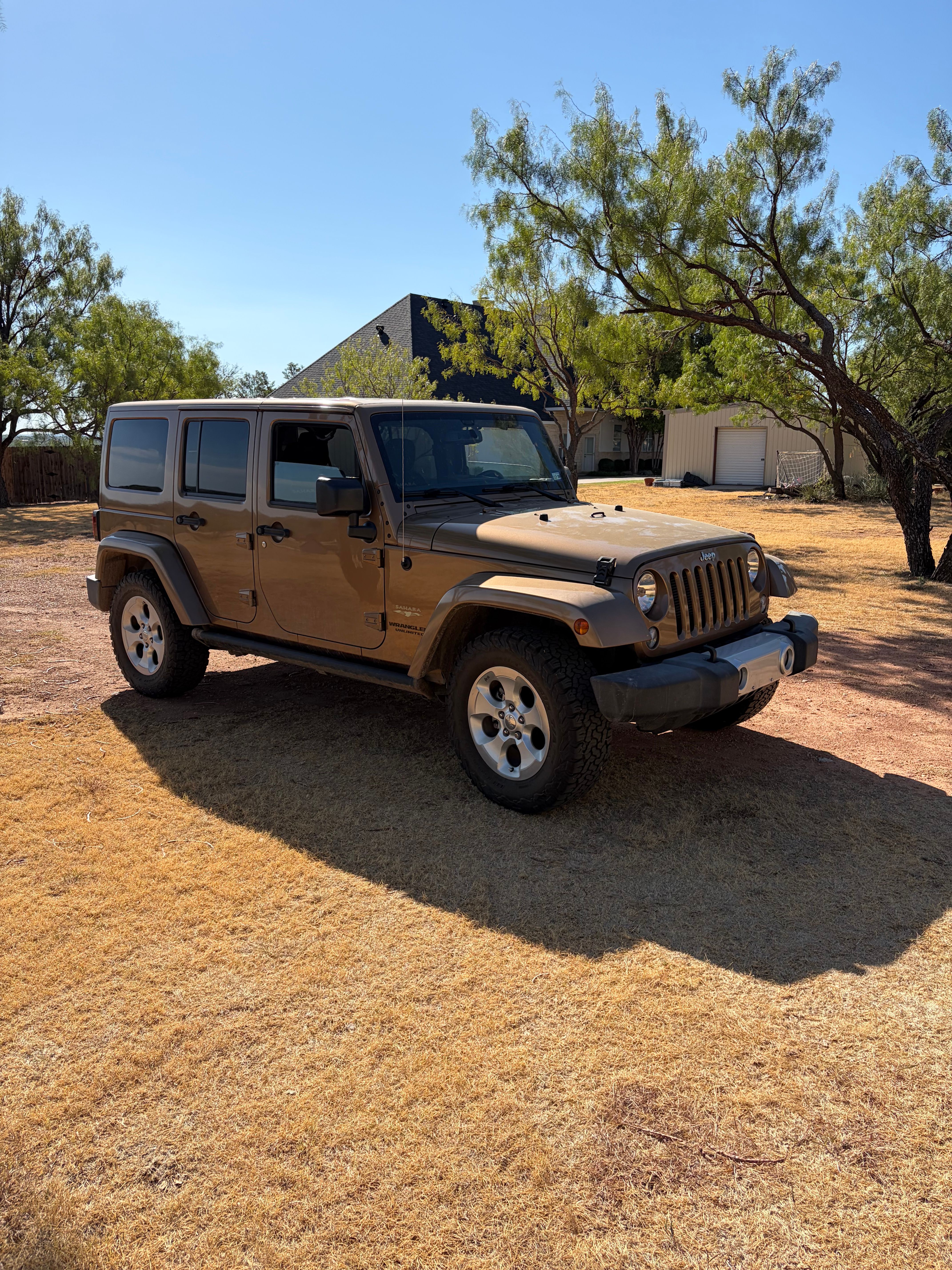 Used 2015 Jeep Wrangler Unlimited Sahara w/ Connectivity Group AWD/4WD image 16
