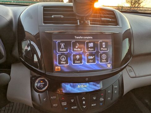 Used 2014 Toyota RAV4 EV image 26