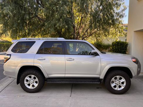Used 2016 Toyota 4Runner SR5 Premium image 1