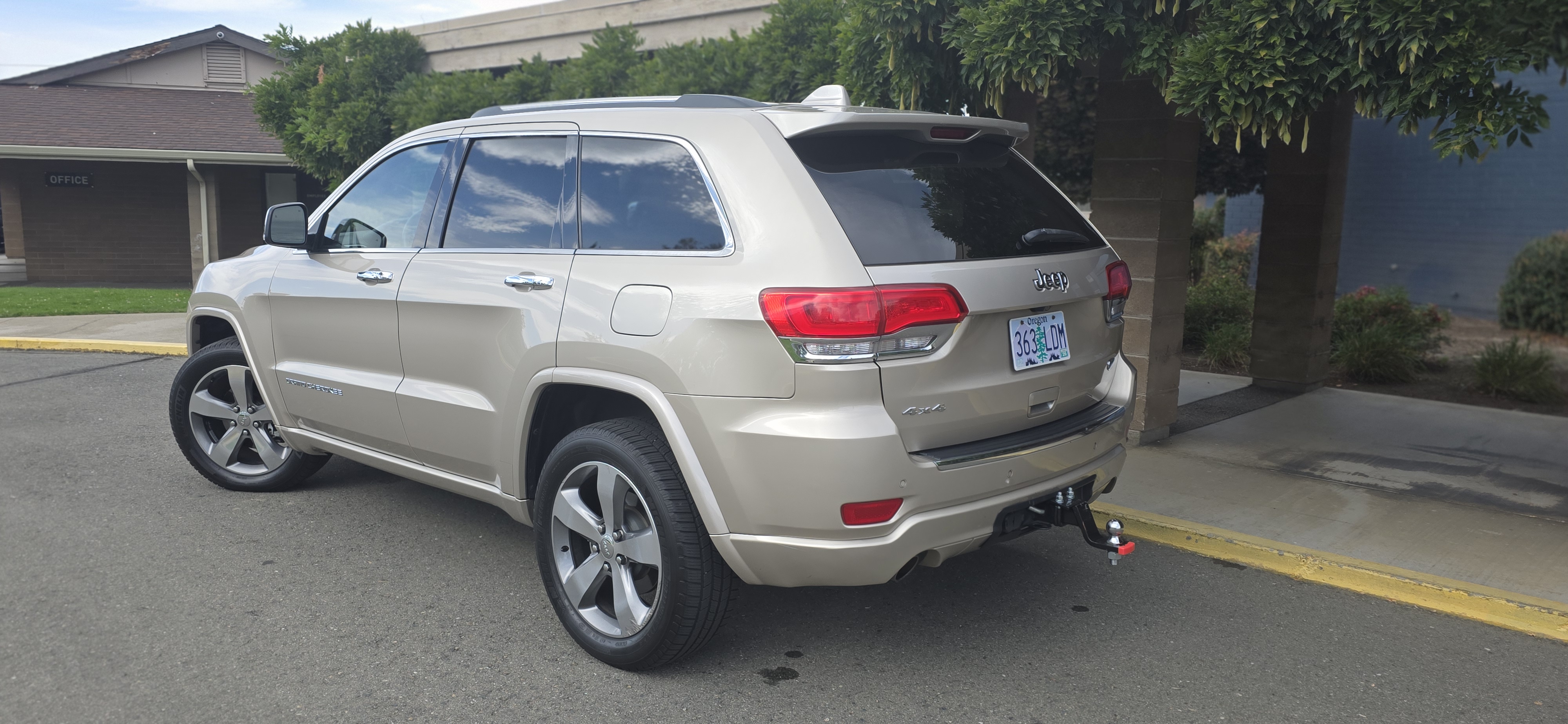 Used 2014 Jeep Grand Cherokee Overland w/ Advanced Technology Group AWD/4WD image 6