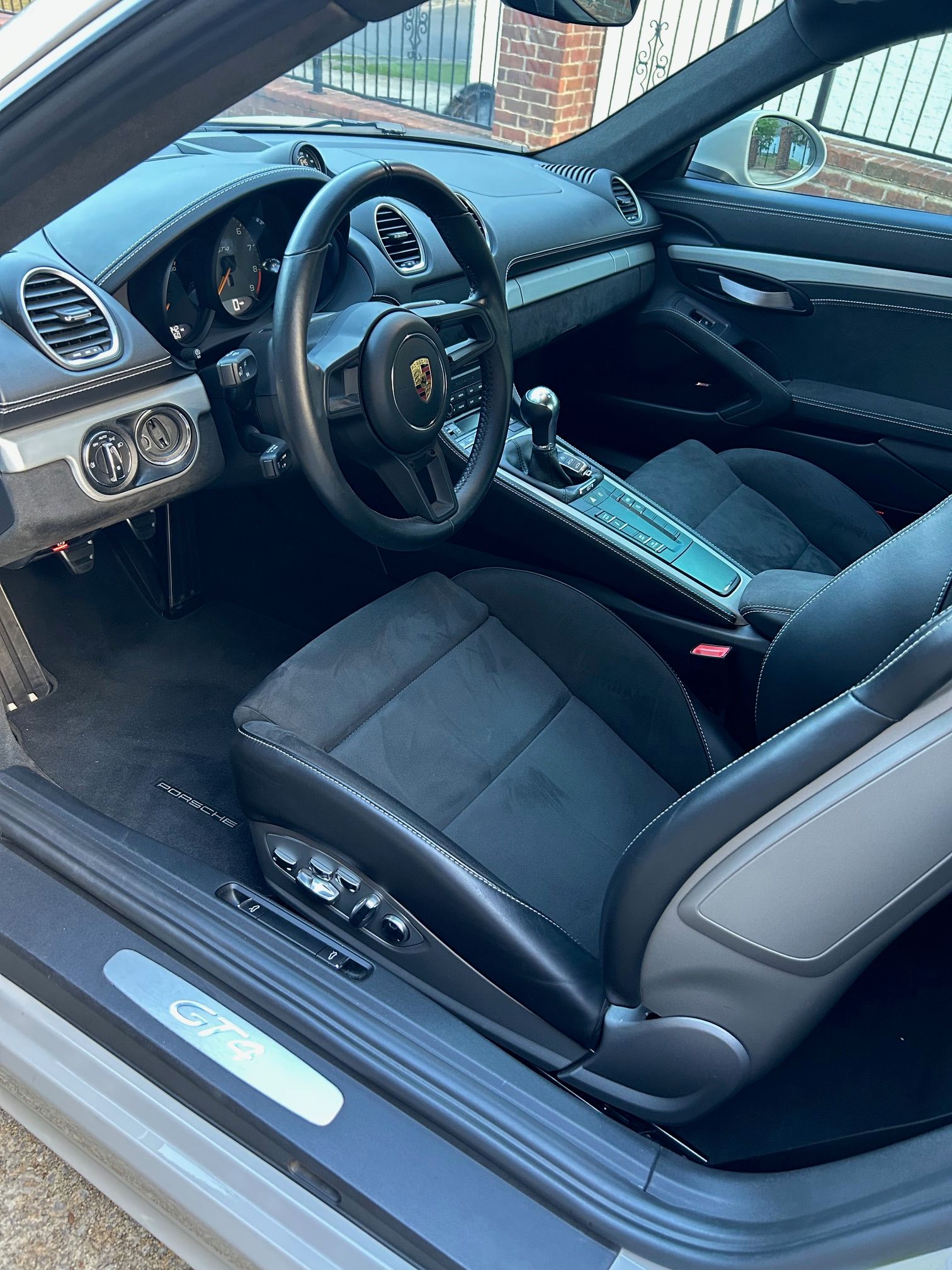 Used 2022 Porsche 718 Cayman GT4 RWD image 17