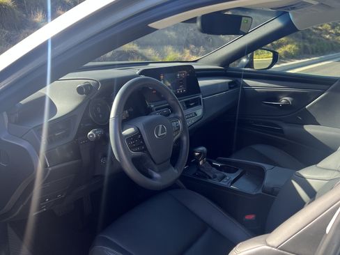 Used 2023 Lexus ES 300h w/ Premium Package image 5