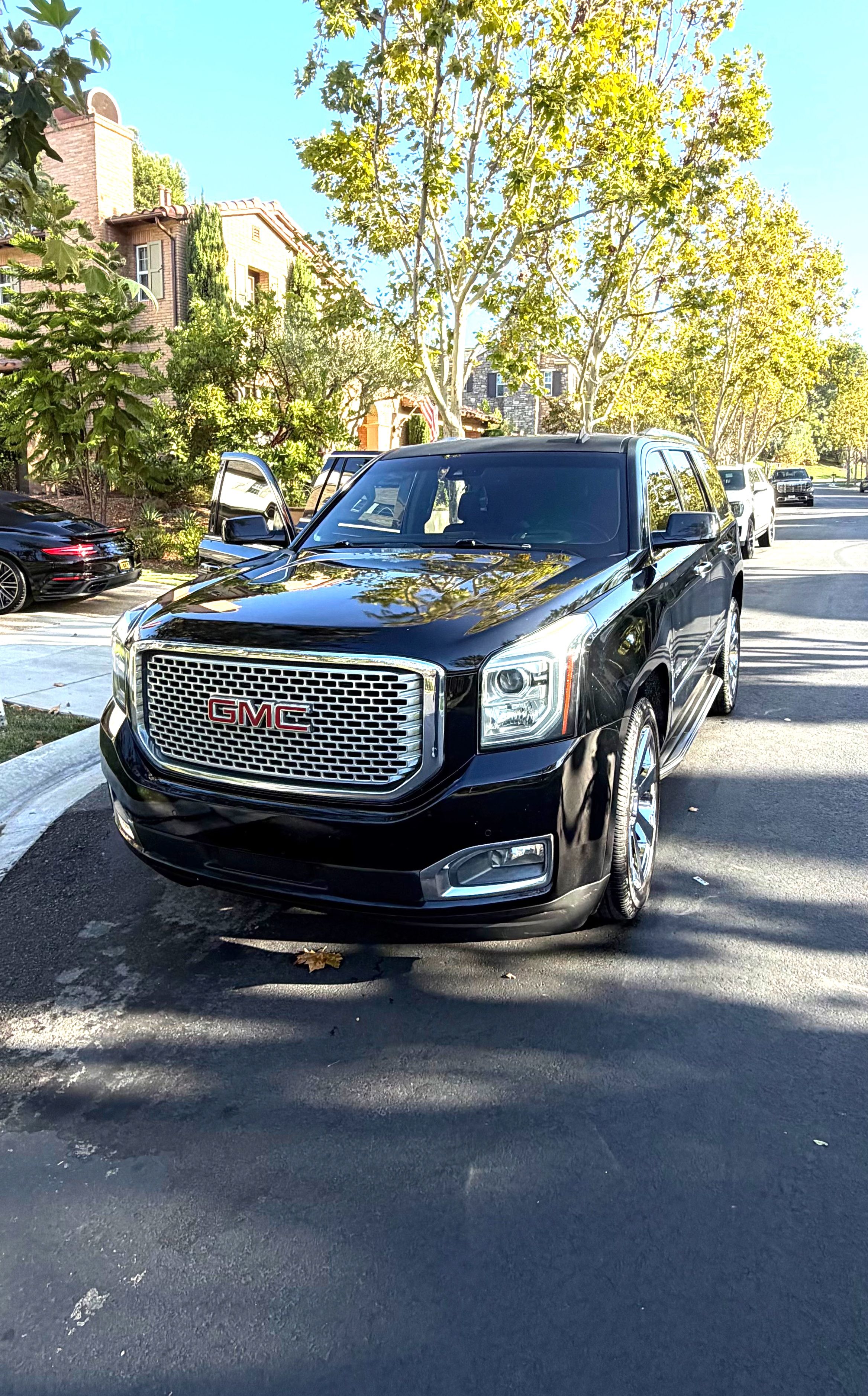 Used 2015 GMC Yukon Denali w/ Touring Package AWD/4WD image 2