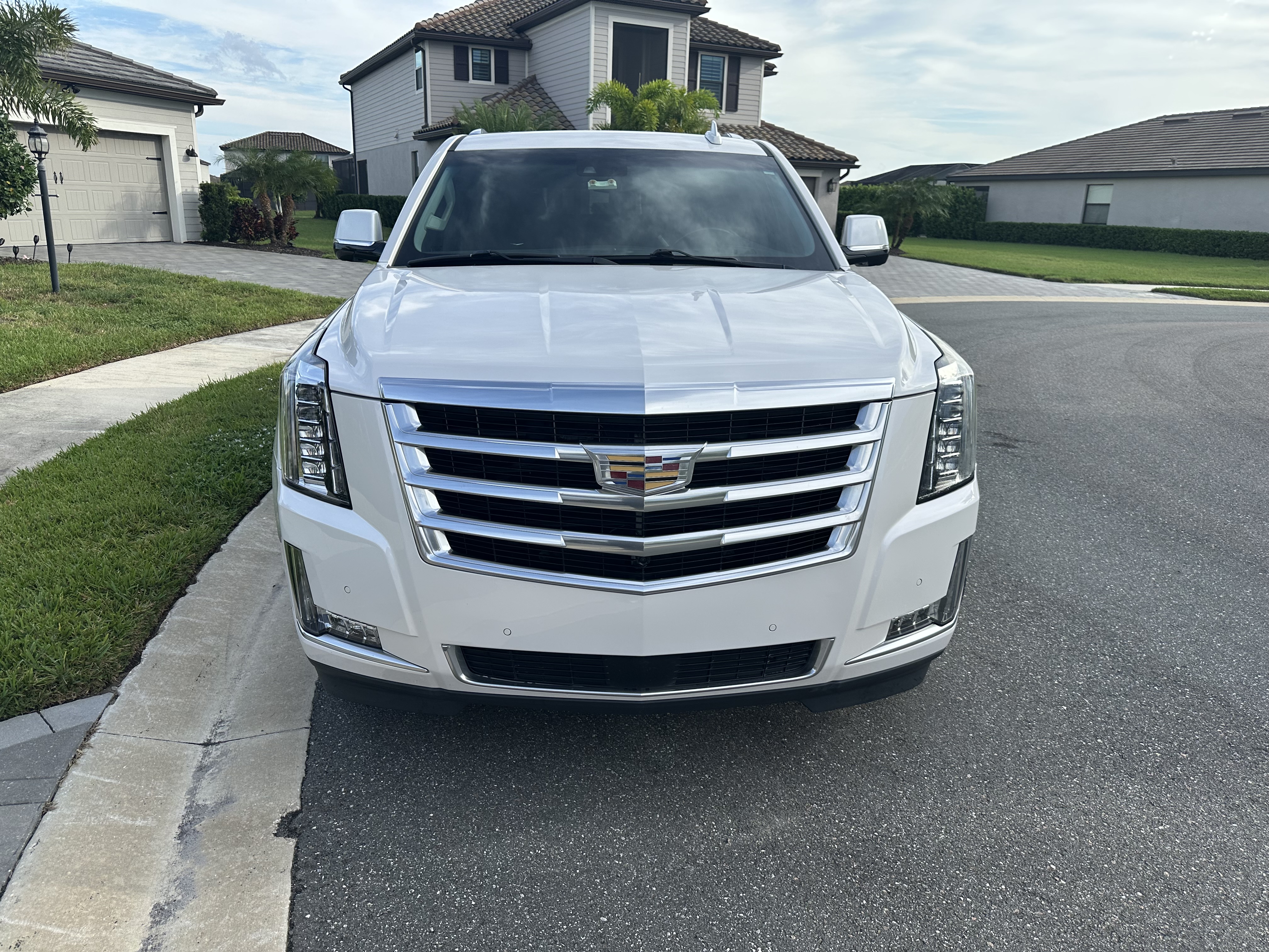 Used 2019 Cadillac Escalade ESV Premium Luxury RWD image 2
