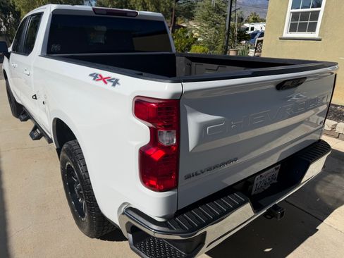 Used 2022 Chevrolet Silverado 1500 LT AWD/4WD image 2
