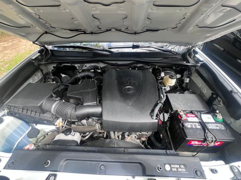 Used 2017 Toyota Tacoma SR5 w/ Tow Package AWD/4WD image 6