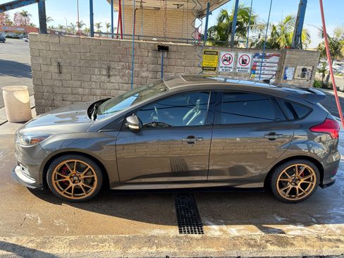 Used 2017 Ford Focus ST w/ Equipment Group 402A image 5