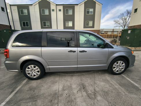 Used 2019 Dodge Grand Caravan SE w/ UConnect Hands-Free Group image 5