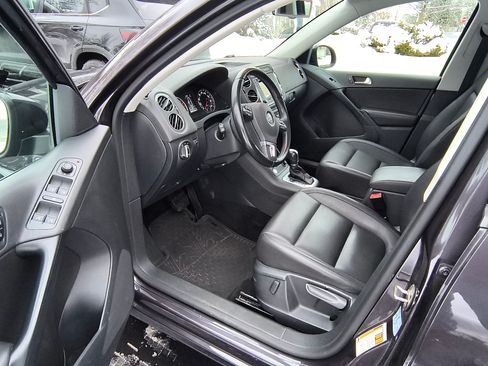 Used 2016 Volkswagen Tiguan S image 4