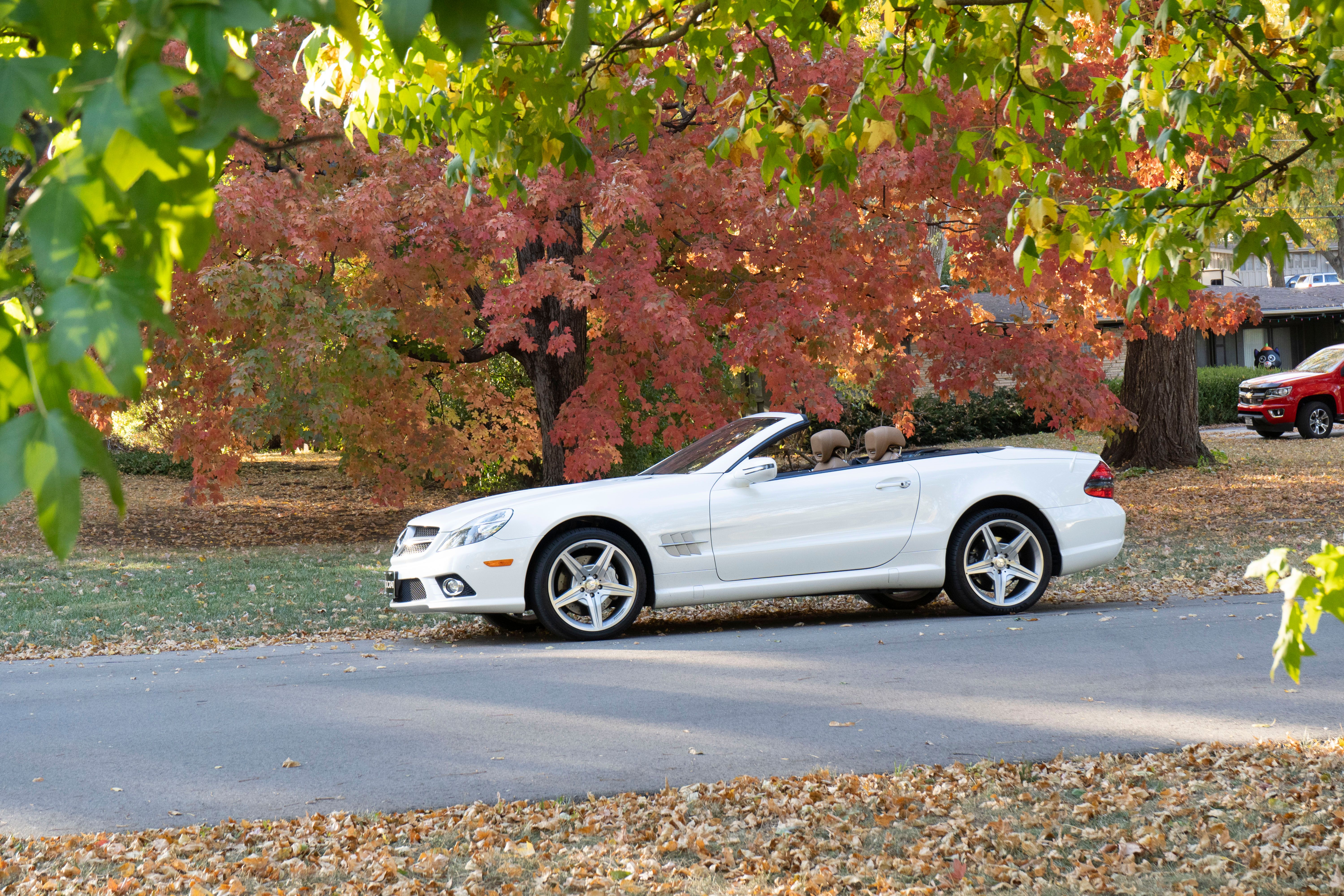 Used 2011 Mercedes-Benz SL 550 image 1