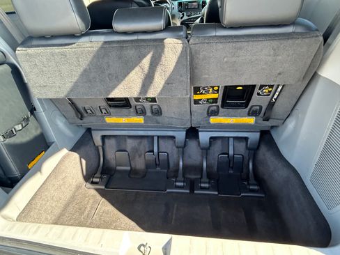 Used 2014 Toyota Sienna SE w/ SE Premium Package w/Entune image 19