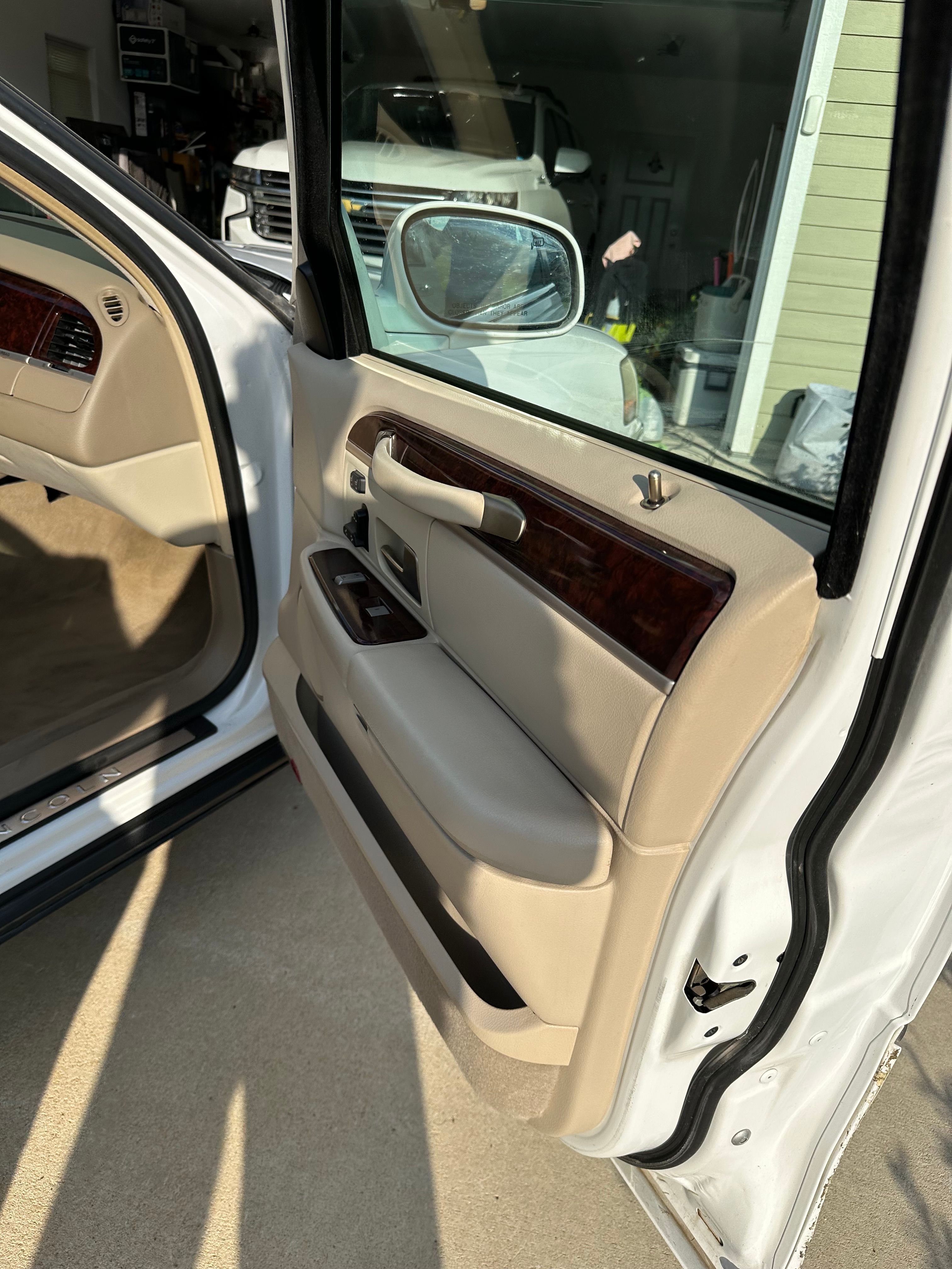 Used 2011 Lincoln Town Car Signature Limited RWD image 22