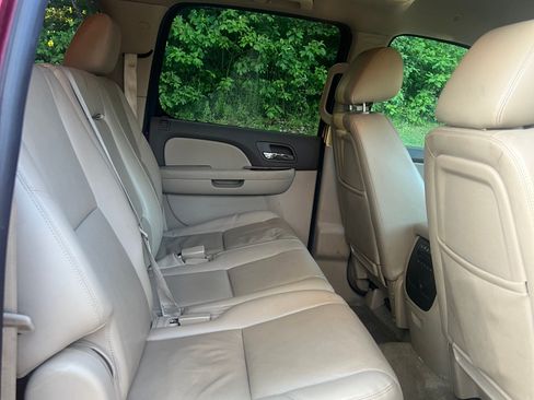 Used 2014 GMC Yukon XL SLT w/ SLT-2 Equipment Package AWD/4WD image 8