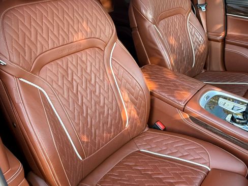 Used 2021 BMW 750i xDrive w/ Executive Package image 10