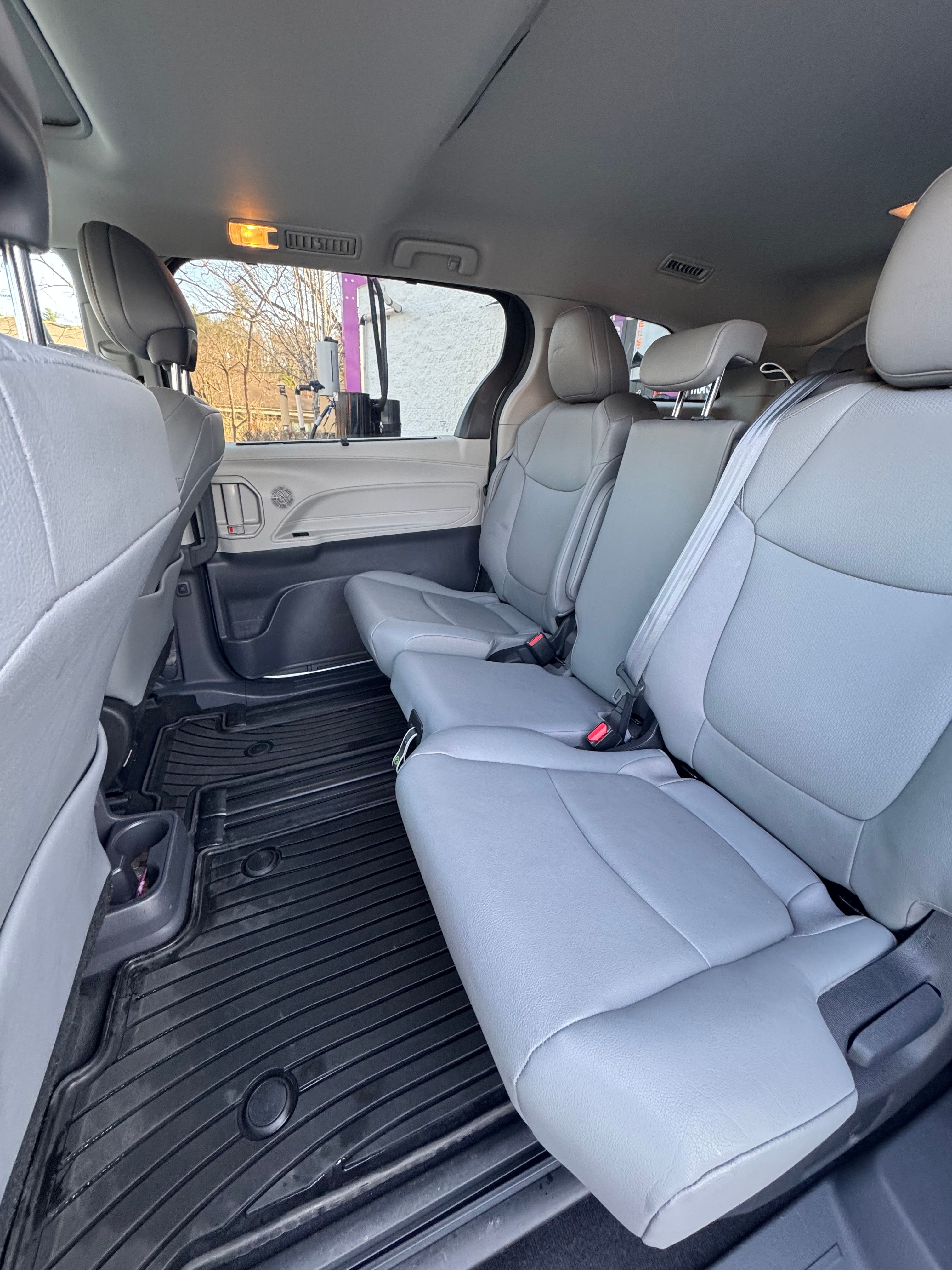 Used 2023 Toyota Sienna XLE FWD image 24