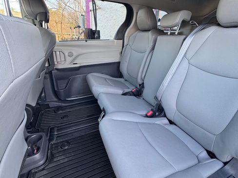 Used 2023 Toyota Sienna XLE FWD image 24