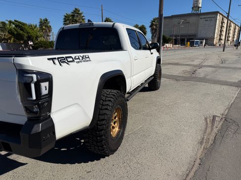 Used 2017 Toyota Tacoma TRD Off-Road image 6