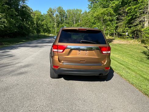 Used 2011 Jeep Grand Cherokee 70th Anniversary AWD/4WD image 5