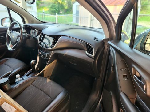 Used 2019 Chevrolet Trax LT w/ LT Convenience Package FWD image 6