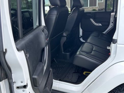 Used 2016 Jeep Wrangler Unlimited Rubicon AWD/4WD image 16