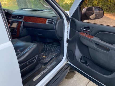 Used 2010 Chevrolet Tahoe LTZ image 11