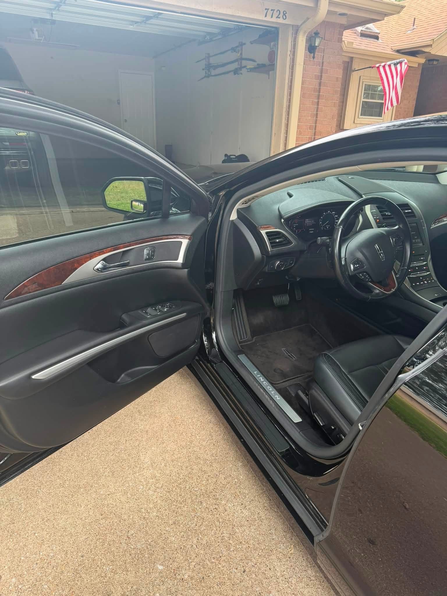 Used 2016 Lincoln MKZ w/ Equipment Group 300A Reserve FWD image 4