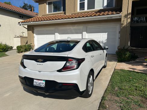 Used 2018 Chevrolet Volt LT w/ Comfort Package FWD image 6