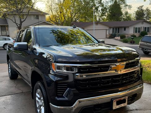 Used 2023 Chevrolet Silverado 1500 LT AWD/4WD image 2