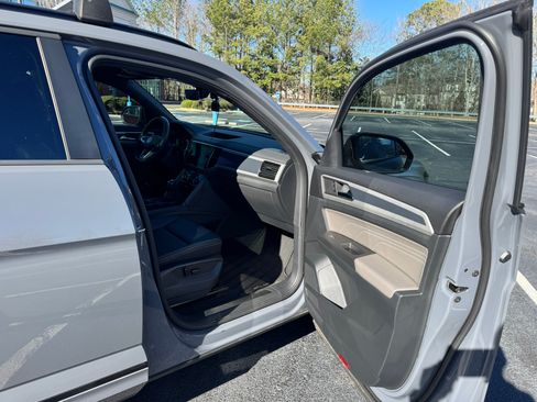 Used 2023 Volkswagen Atlas Cross Sport SEL R-Line image 12