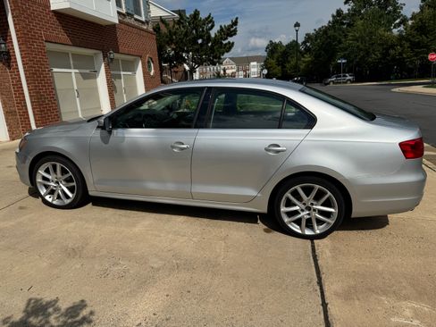 Used 2013 Volkswagen Jetta SE FWD image 2