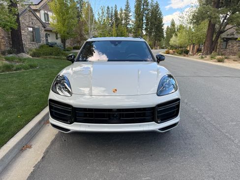 Used 2020 Porsche Cayenne Turbo image 4