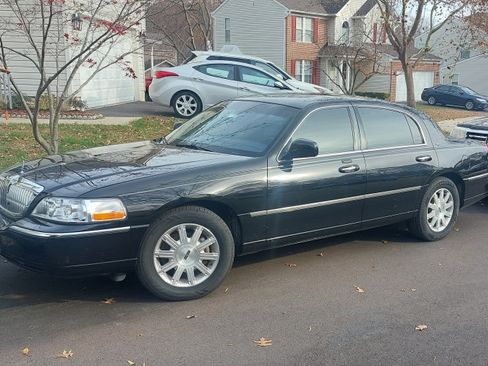 Used 2011 Lincoln Town Car Signature Limited image 16