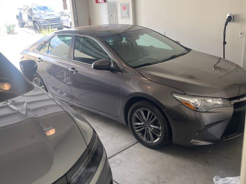 Used 2017 Toyota Camry SE FWD image 1