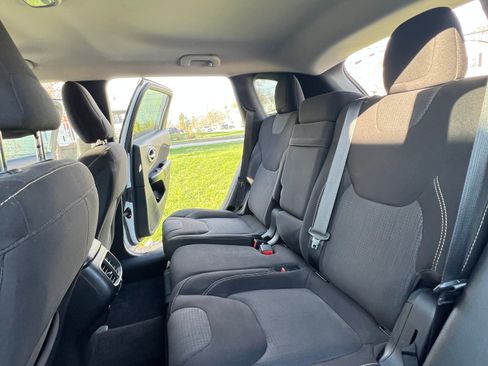 Used 2016 Jeep Cherokee Latitude w/ Cold Weather Group image 18