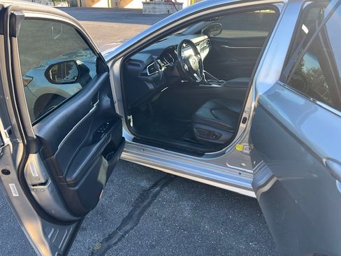 Used 2018 Toyota Camry XSE image 4