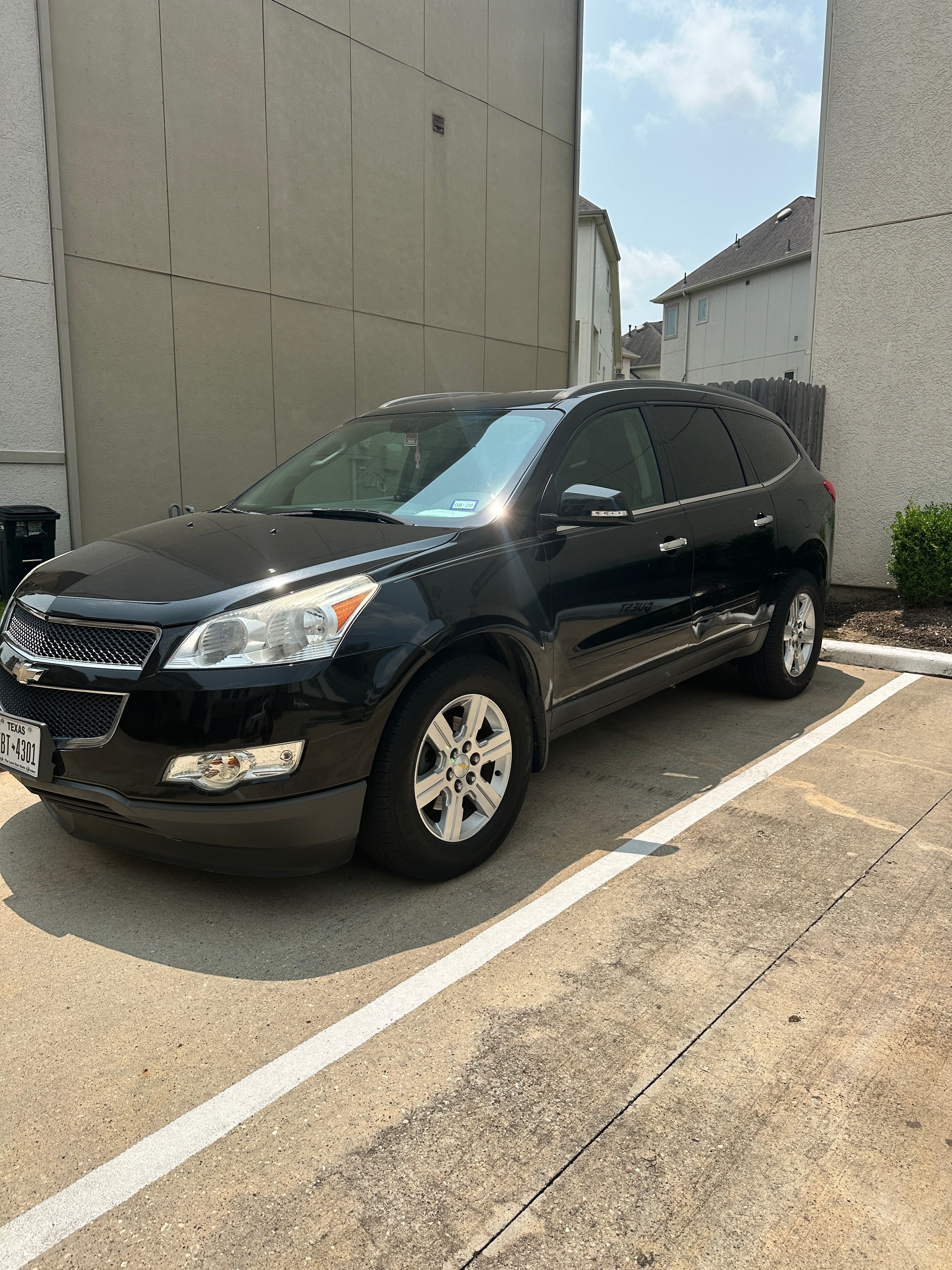 Used 2012 Chevrolet Traverse LT FWD image 2