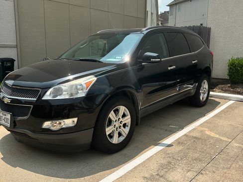 Used 2012 Chevrolet Traverse LT FWD image 2