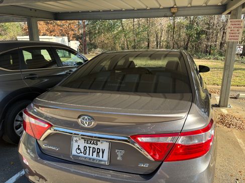 Used 2015 Toyota Camry SE image 2