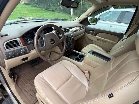 Used 2011 Chevrolet Suburban LT w/ Luxury Package AWD/4WD image 16