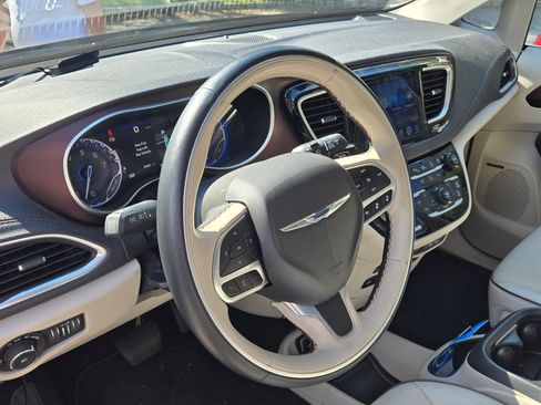 Used 2017 Chrysler Pacifica Limited image 13