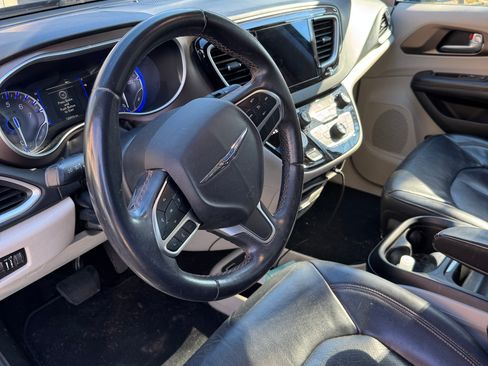 Used 2018 Chrysler Pacifica Touring-L w/ Tire & Wheel Group image 6