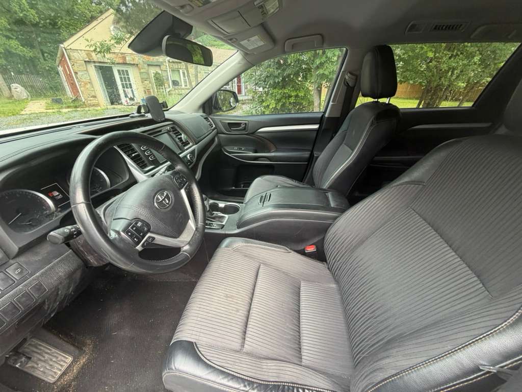 Used 2017 Toyota Highlander Plus FWD image 10