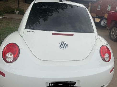 Used 2010 Volkswagen Beetle Coupe FWD image 4