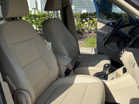 Used 2017 Volkswagen Tiguan S image 9