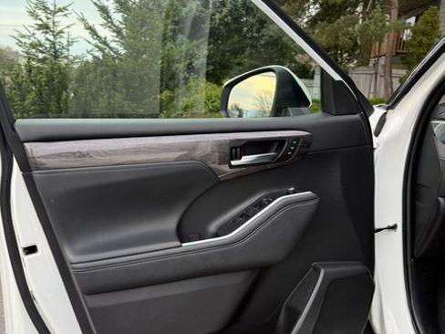 Used 2023 Toyota Highlander Platinum image 9