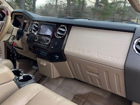 Used 2010 Ford F250 Lariat image 8