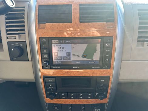 Used 2008 Chrysler Aspen Limited image 9