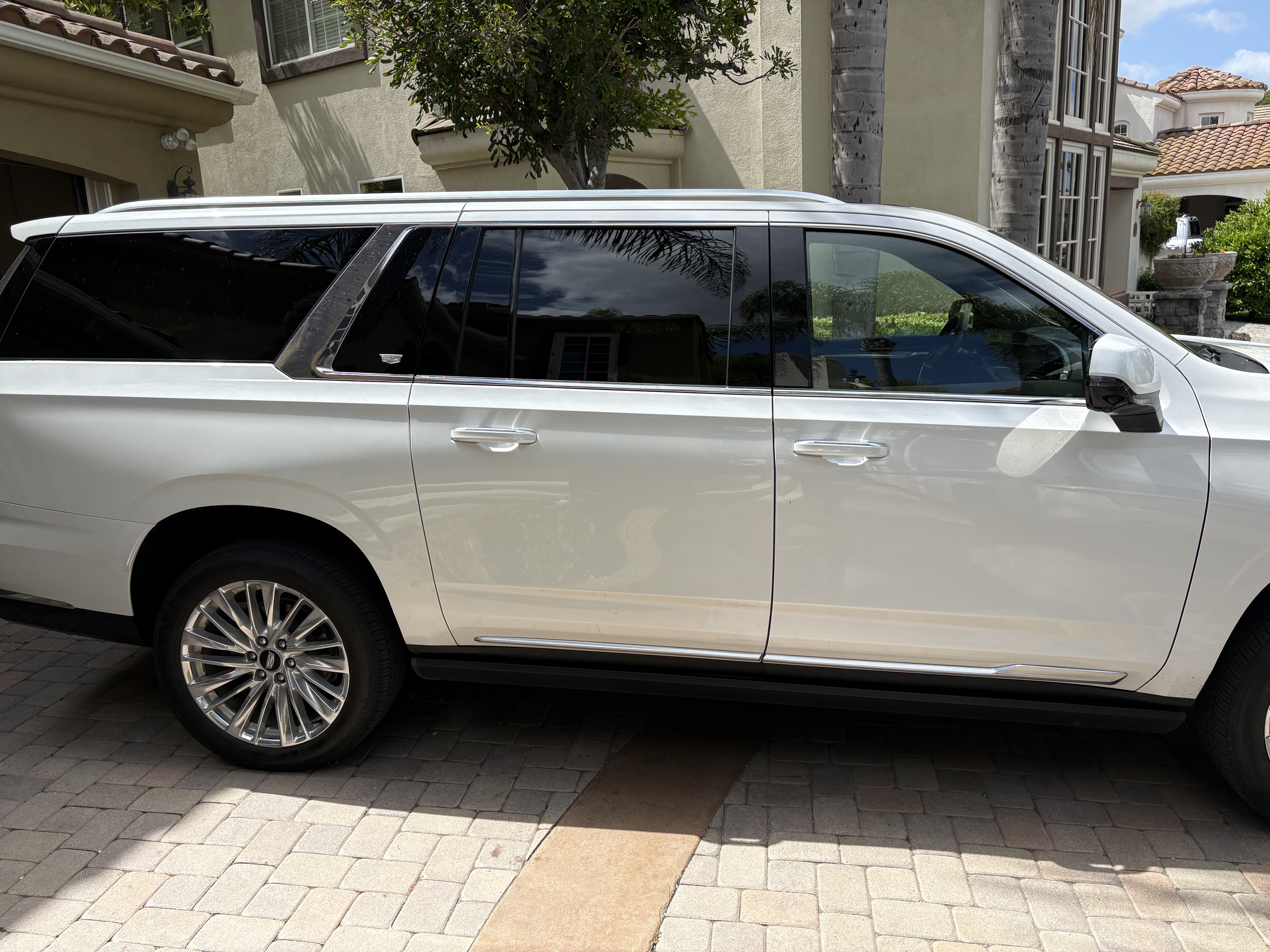 Used 2025 Cadillac Escalade ESV Premium Luxury AWD/4WD image 4